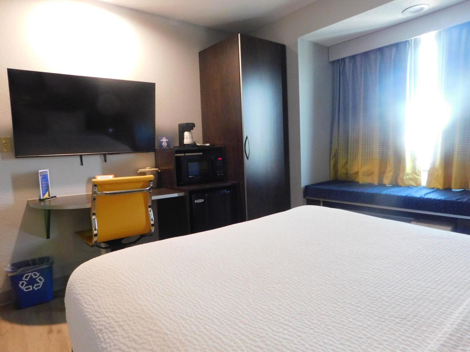 Microtel Inn & Suites By Wyndham Wheeling At The Highlands Triadelphia Exteriör bild