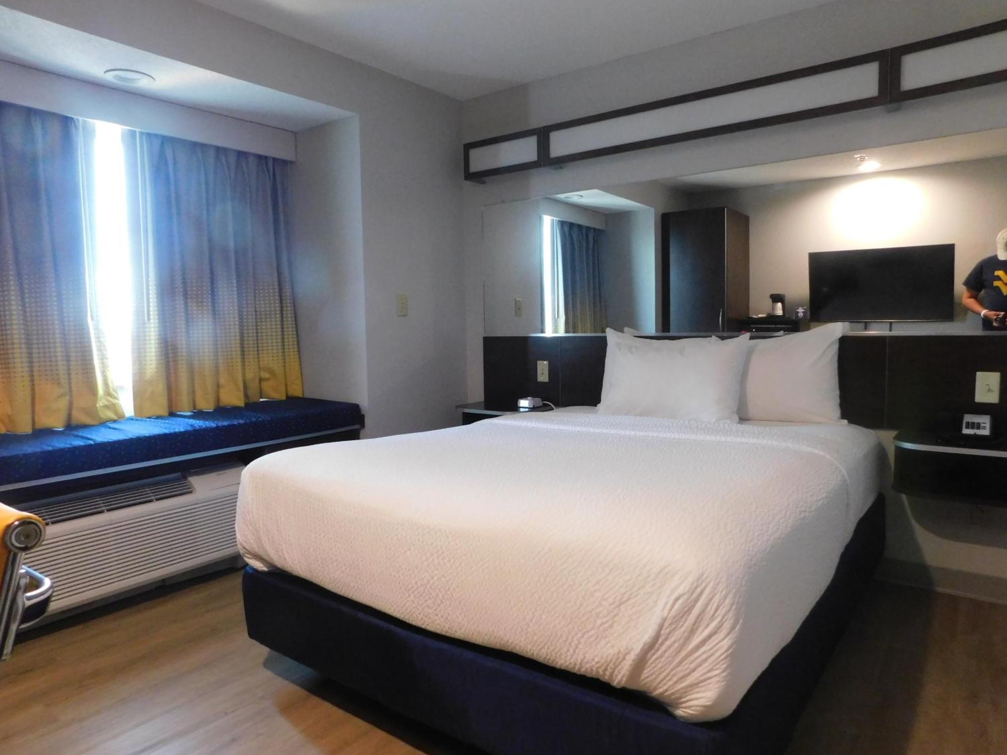 Microtel Inn & Suites By Wyndham Wheeling At The Highlands Triadelphia Exteriör bild