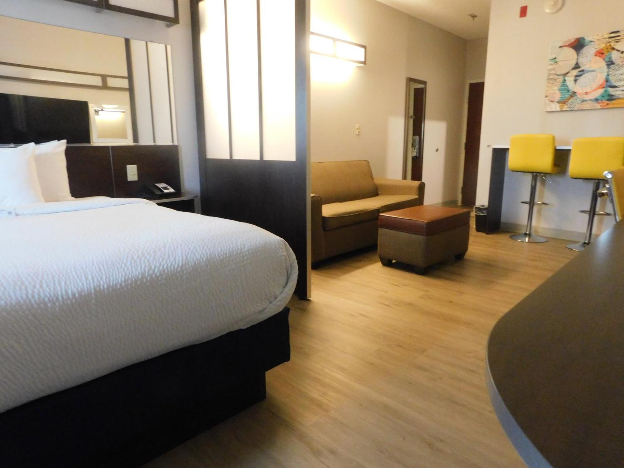 Microtel Inn & Suites By Wyndham Wheeling At The Highlands Triadelphia Exteriör bild