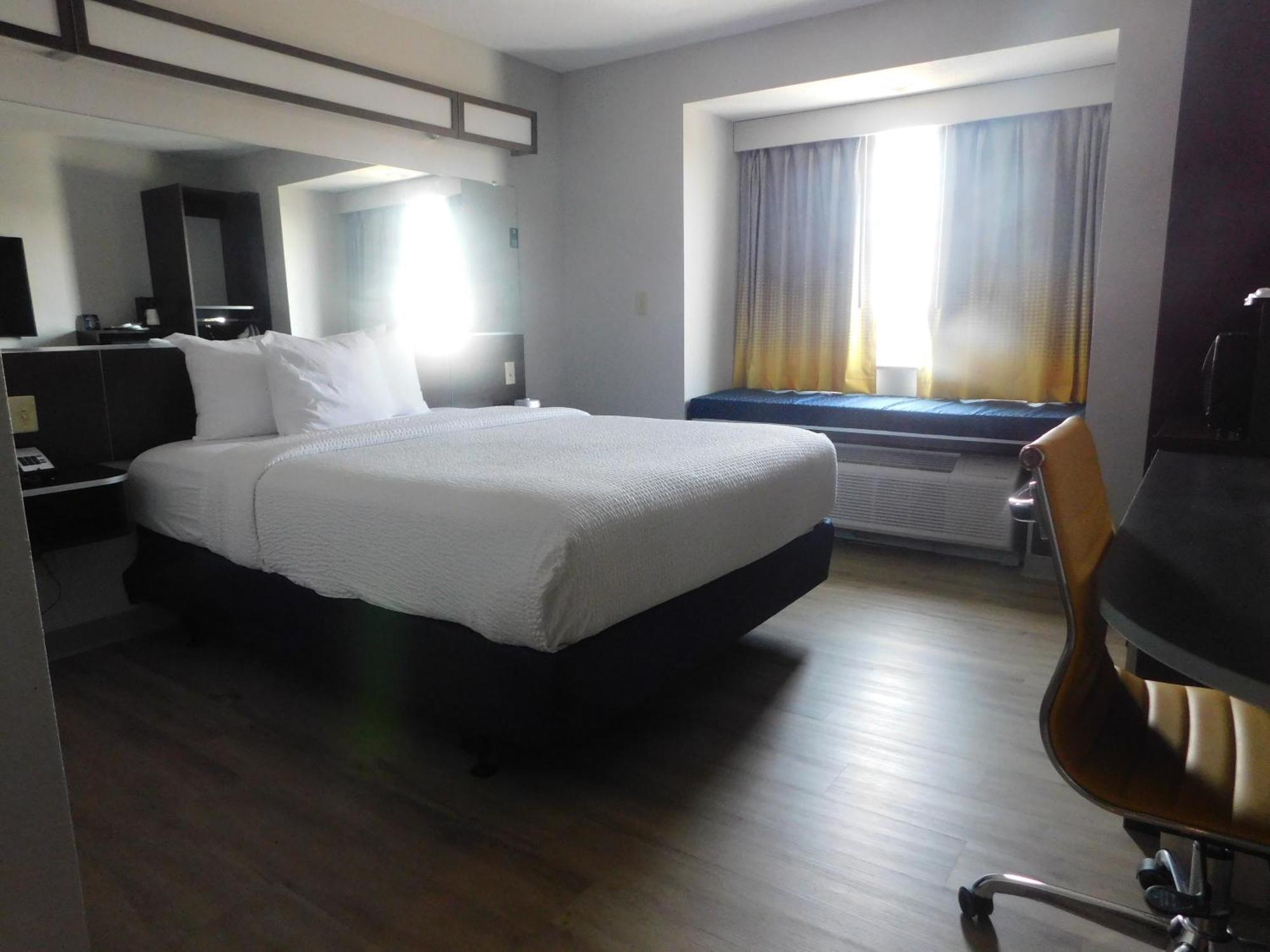 Microtel Inn & Suites By Wyndham Wheeling At The Highlands Triadelphia Exteriör bild