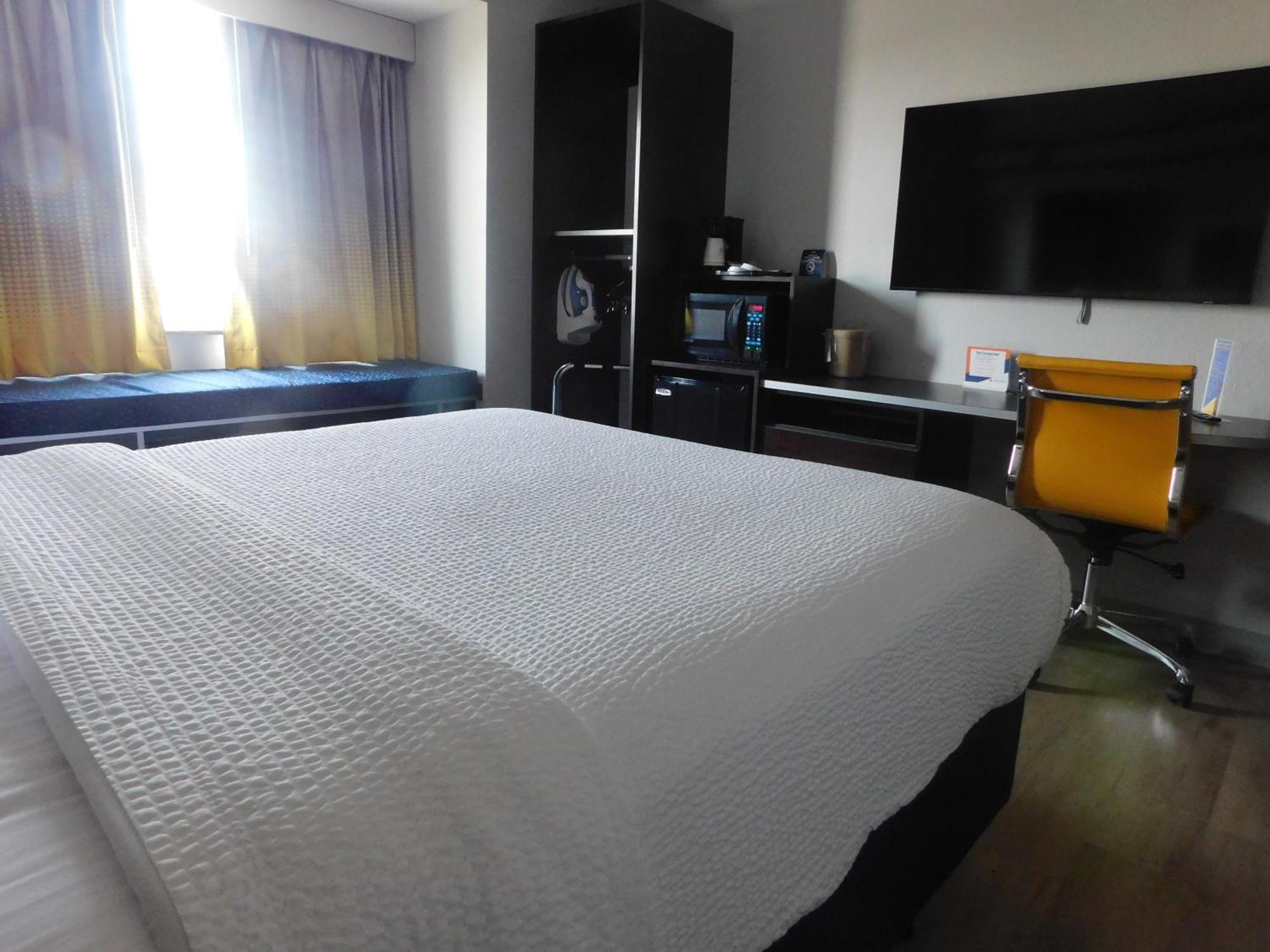 Microtel Inn & Suites By Wyndham Wheeling At The Highlands Triadelphia Exteriör bild