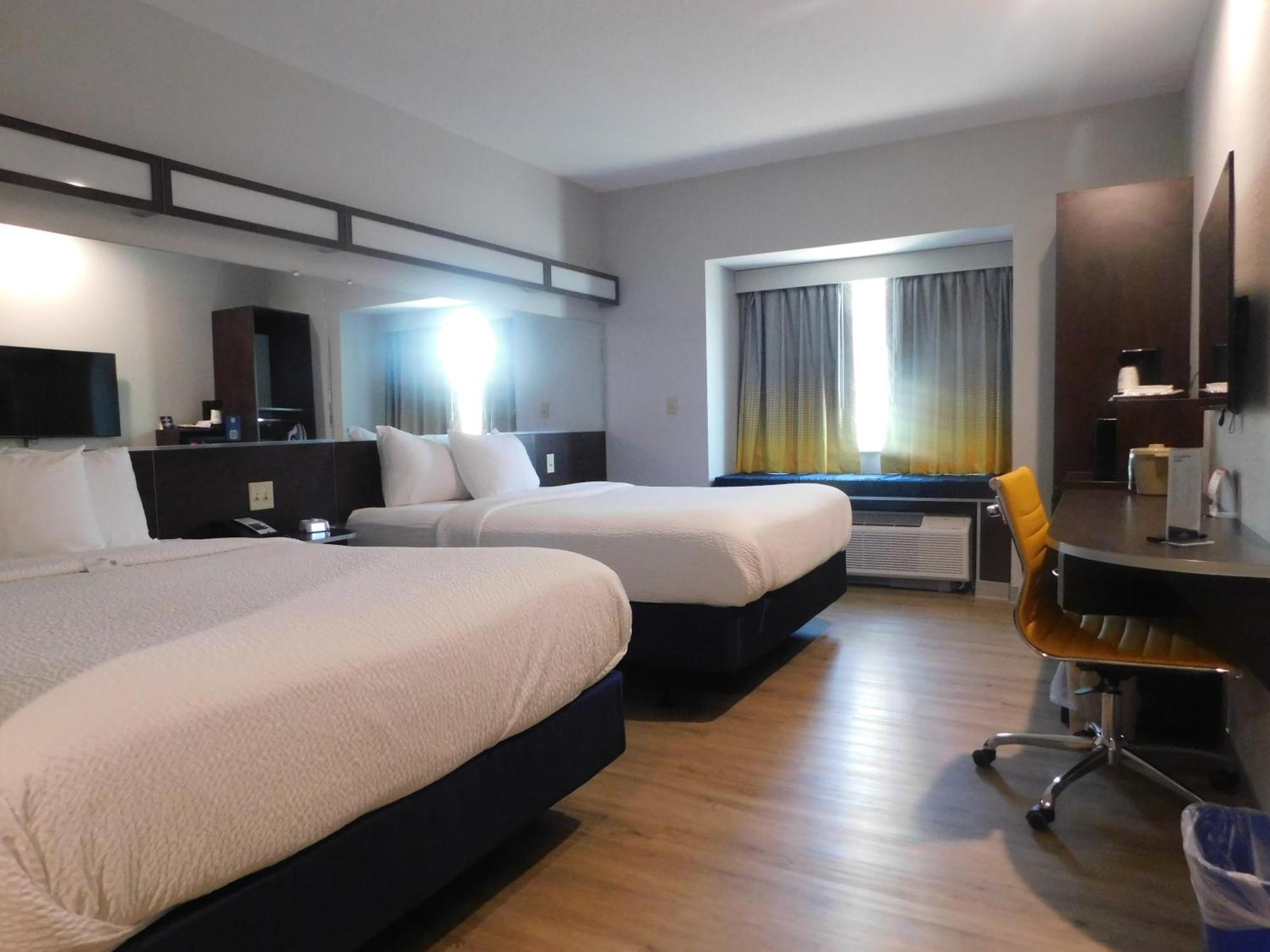 Microtel Inn & Suites By Wyndham Wheeling At The Highlands Triadelphia Exteriör bild