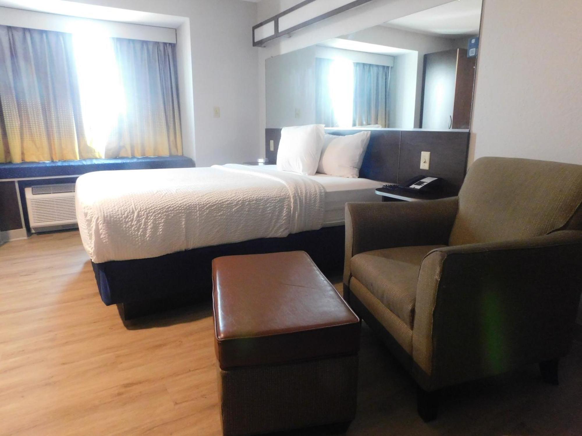 Microtel Inn & Suites By Wyndham Wheeling At The Highlands Triadelphia Exteriör bild