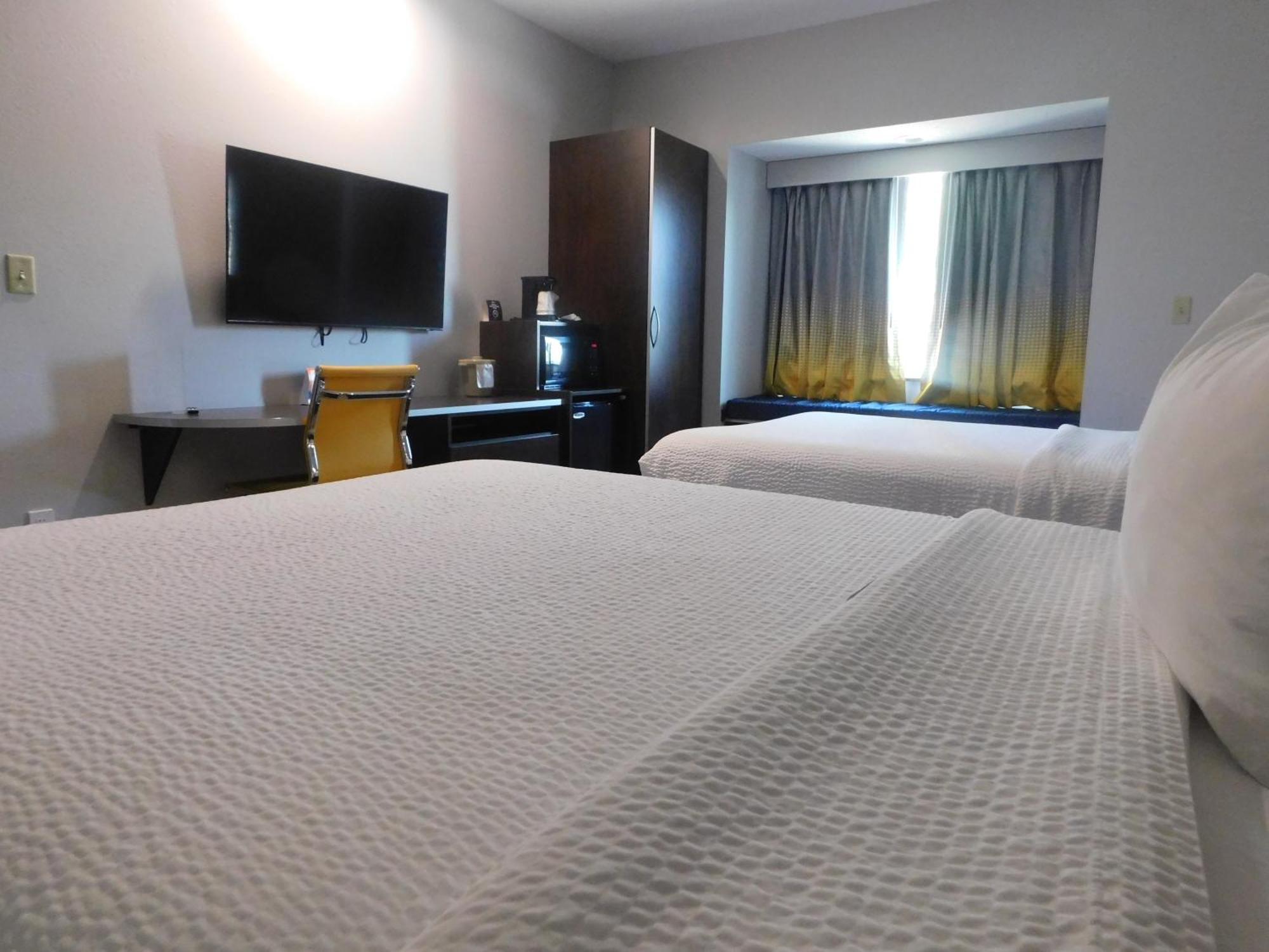 Microtel Inn & Suites By Wyndham Wheeling At The Highlands Triadelphia Exteriör bild