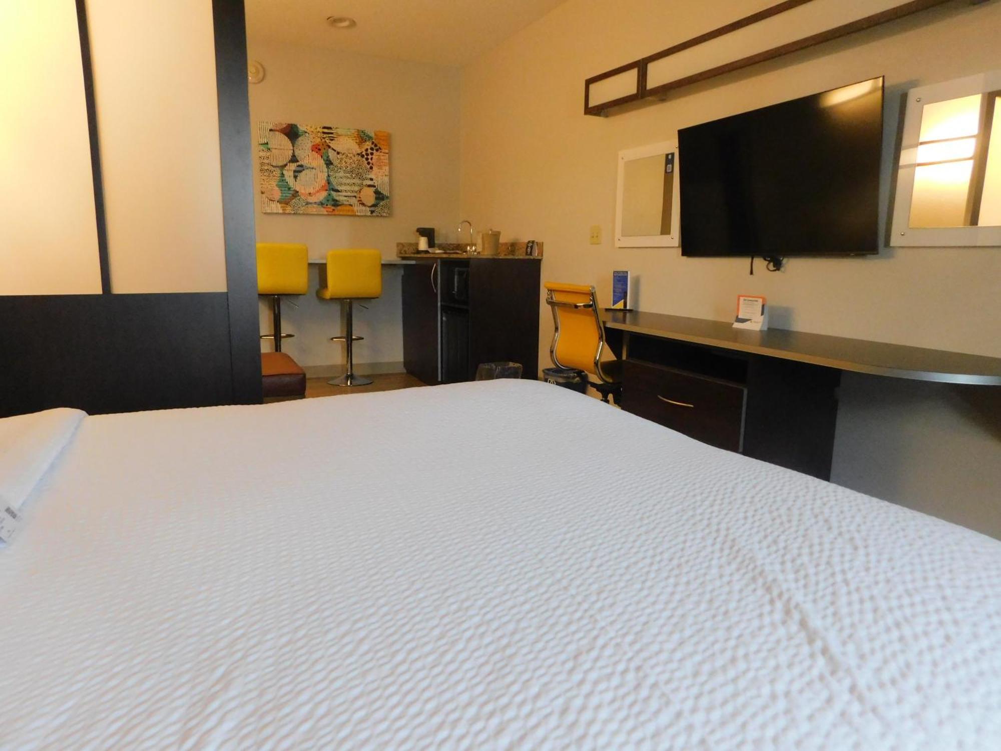 Microtel Inn & Suites By Wyndham Wheeling At The Highlands Triadelphia Exteriör bild