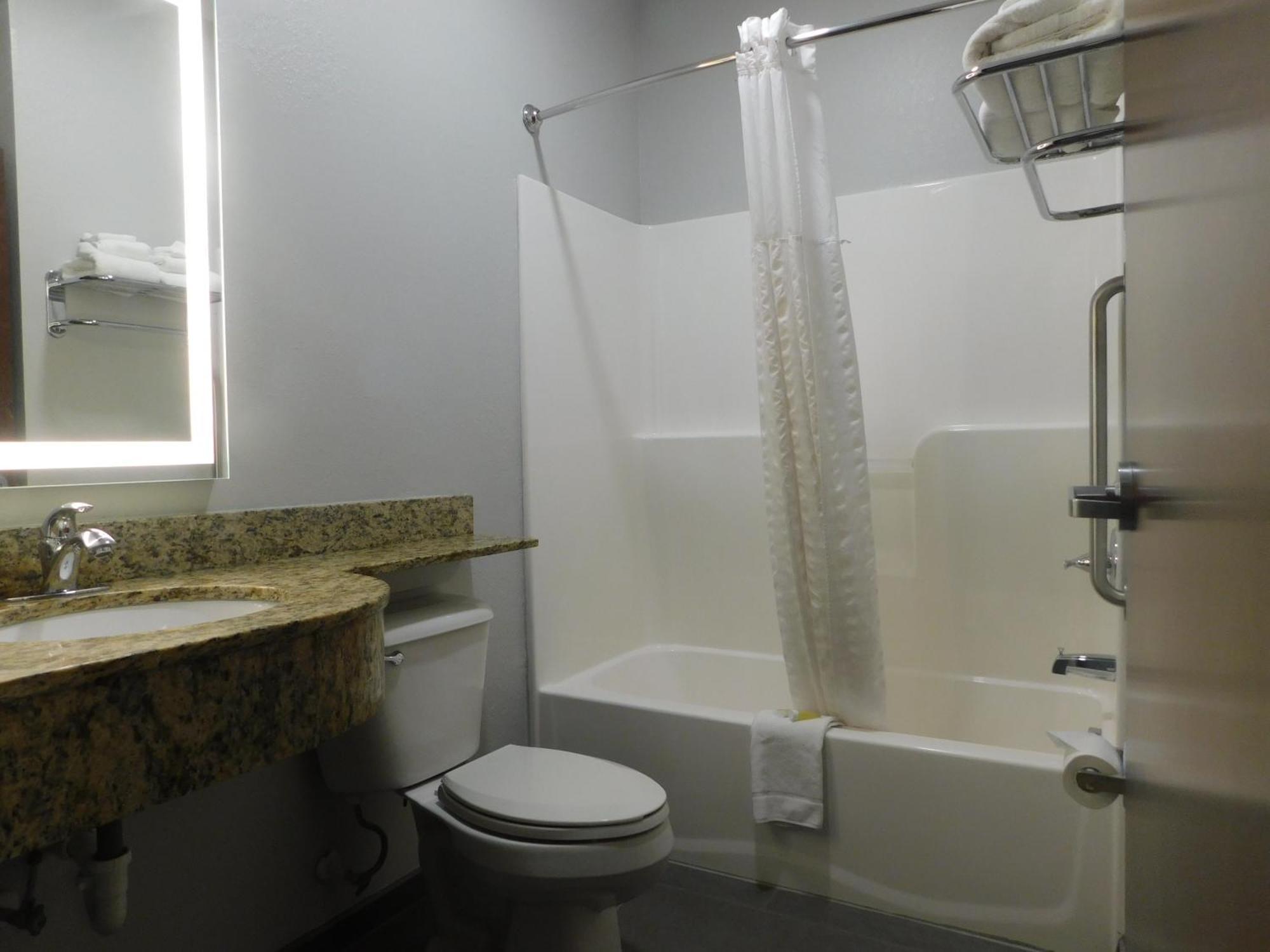 Microtel Inn & Suites By Wyndham Wheeling At The Highlands Triadelphia Exteriör bild