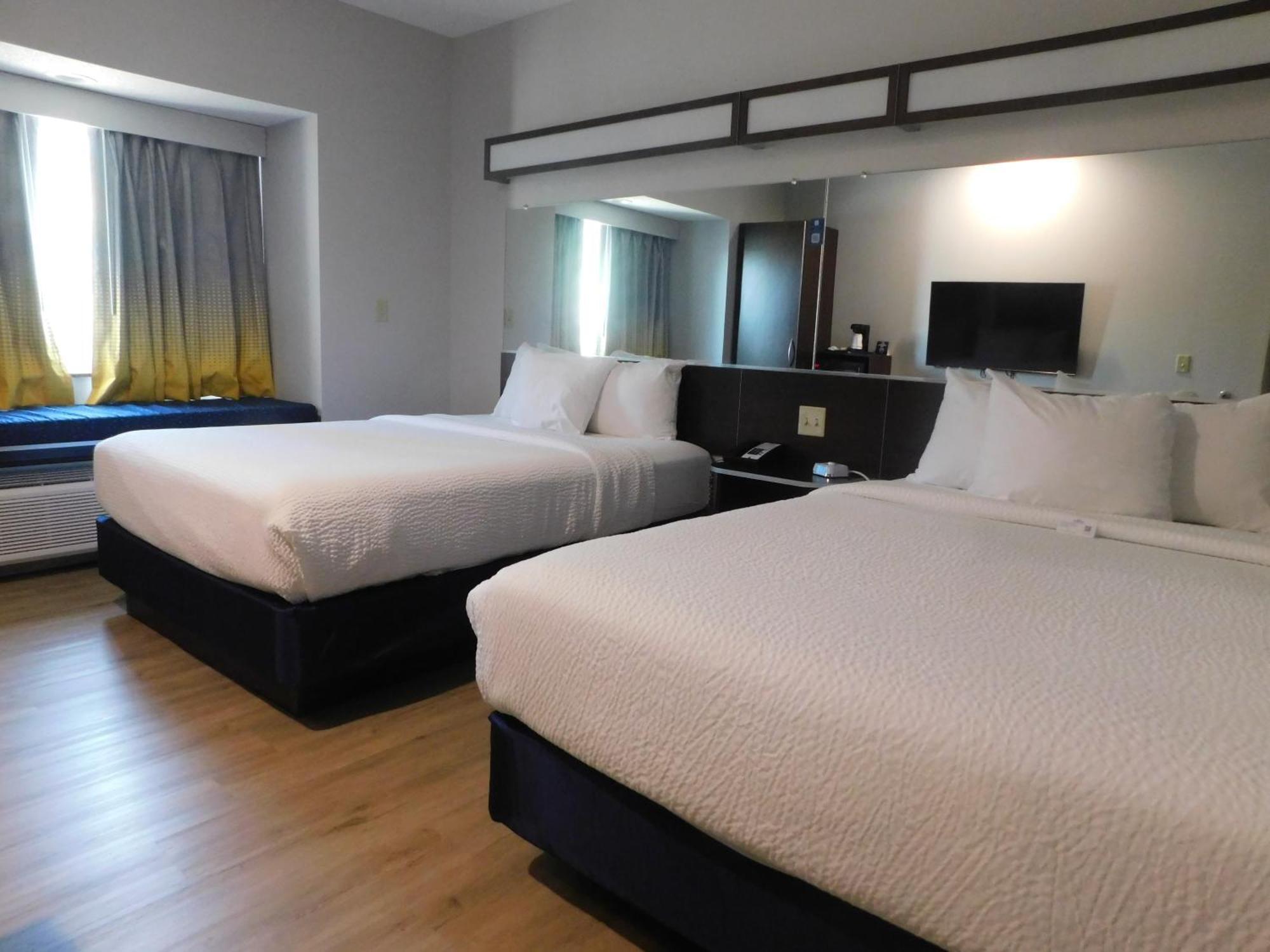 Microtel Inn & Suites By Wyndham Wheeling At The Highlands Triadelphia Exteriör bild