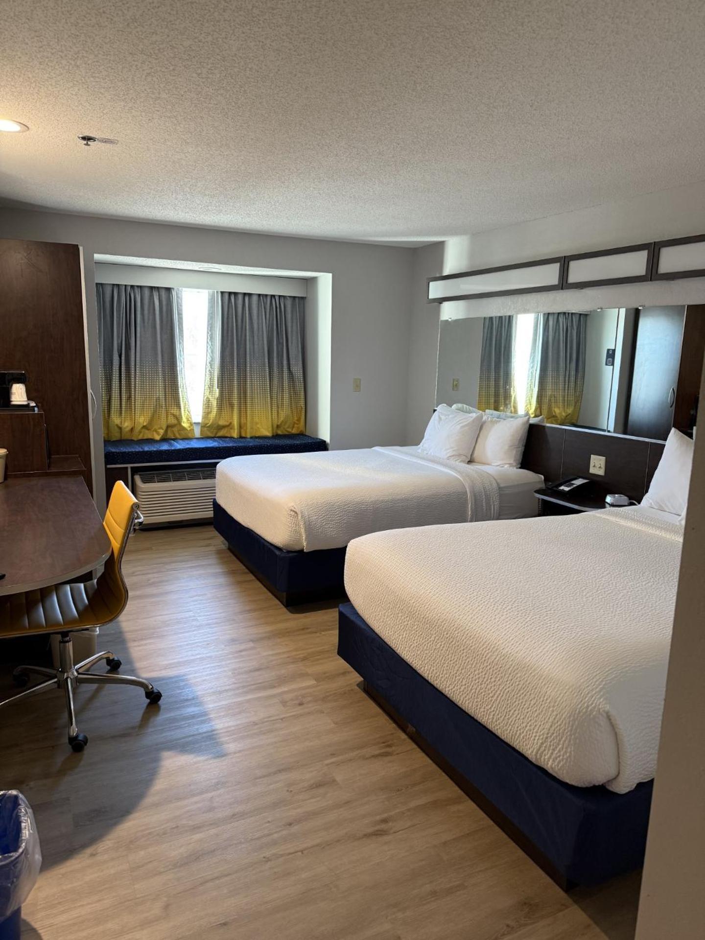 Microtel Inn & Suites By Wyndham Wheeling At The Highlands Triadelphia Exteriör bild