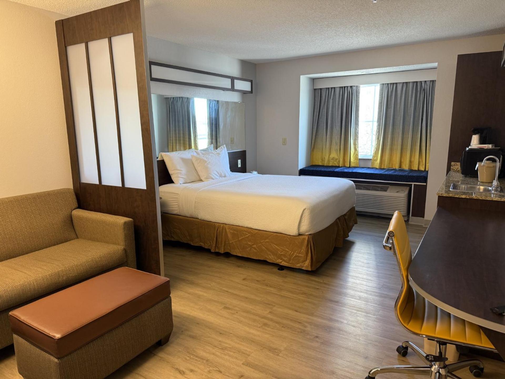 Microtel Inn & Suites By Wyndham Wheeling At The Highlands Triadelphia Exteriör bild
