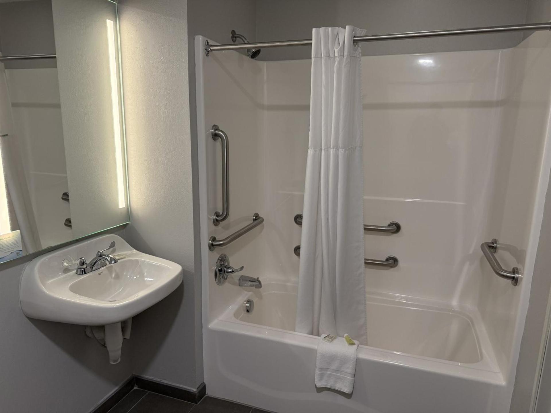 Microtel Inn & Suites By Wyndham Wheeling At The Highlands Triadelphia Exteriör bild