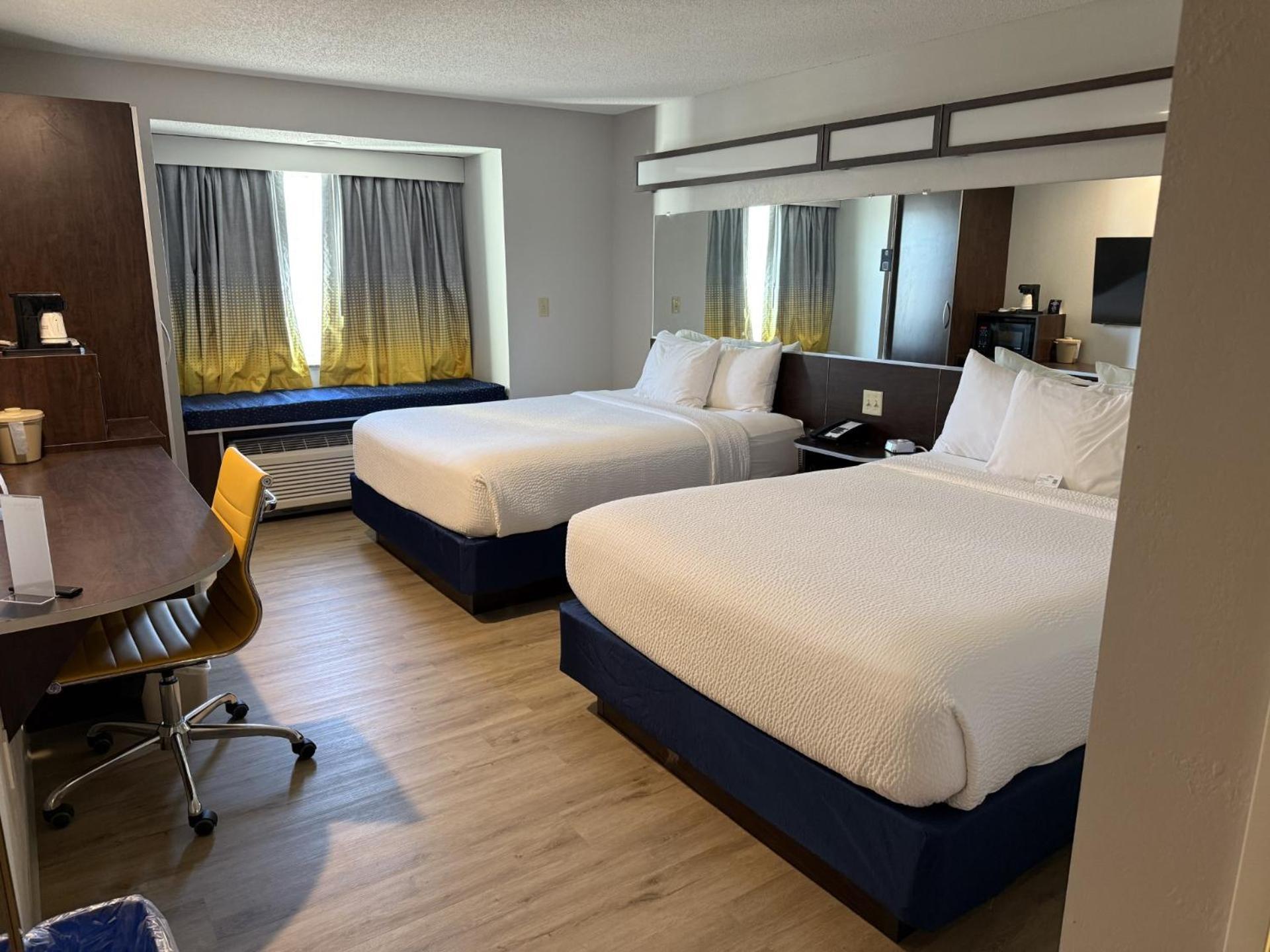 Microtel Inn & Suites By Wyndham Wheeling At The Highlands Triadelphia Exteriör bild