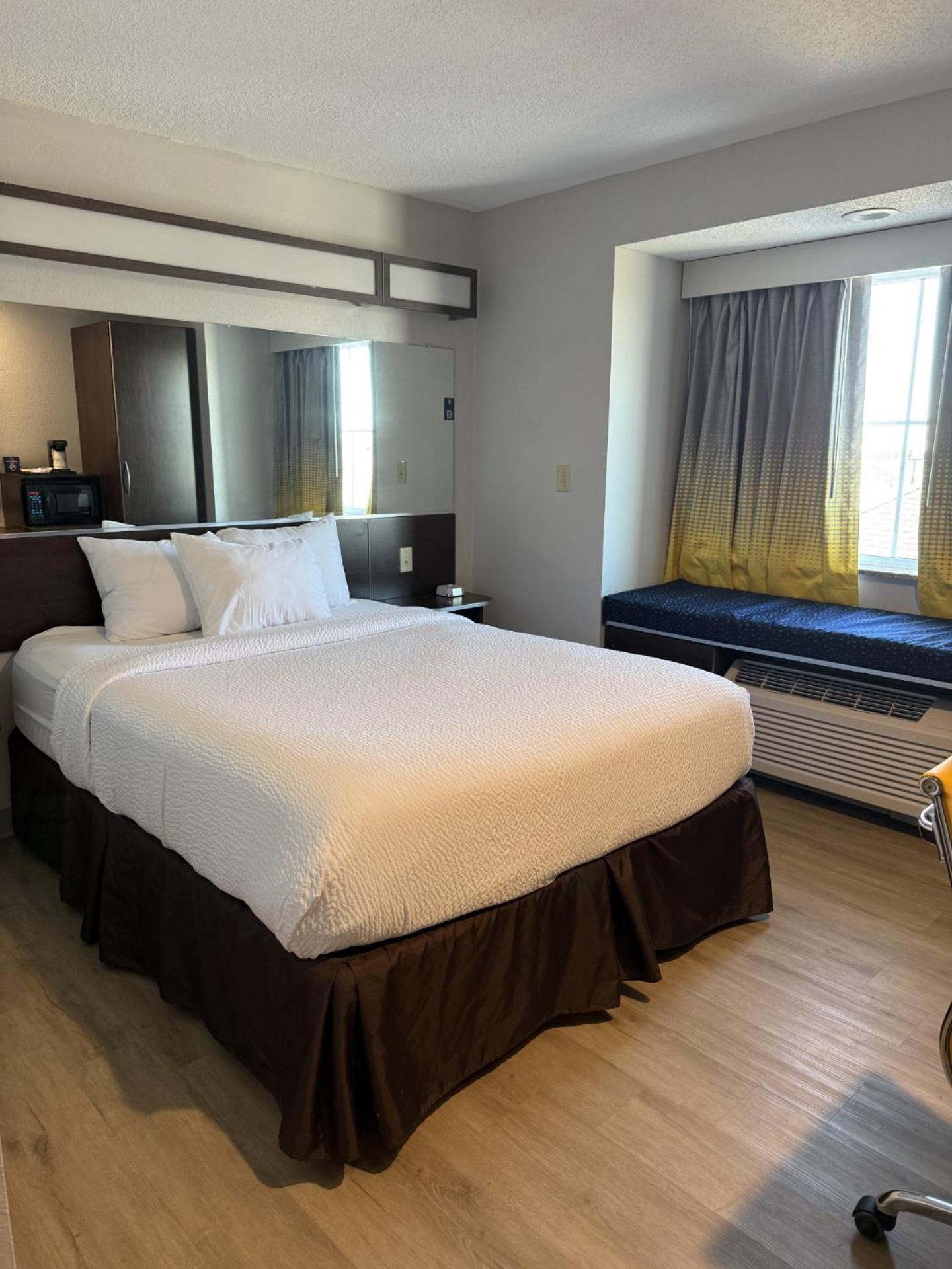 Microtel Inn & Suites By Wyndham Wheeling At The Highlands Triadelphia Exteriör bild
