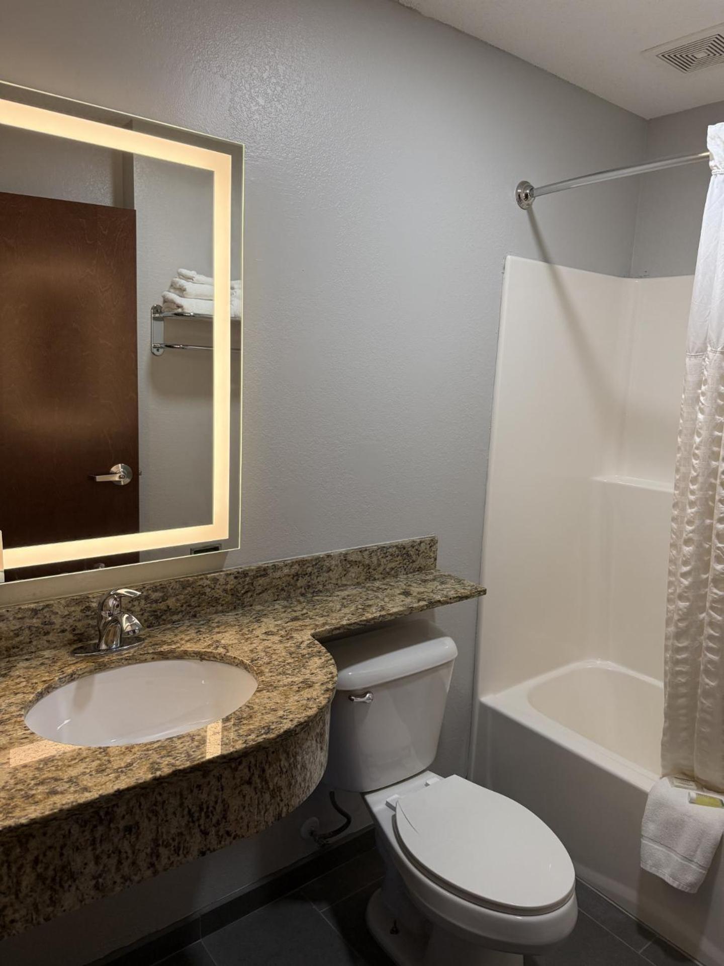 Microtel Inn & Suites By Wyndham Wheeling At The Highlands Triadelphia Exteriör bild